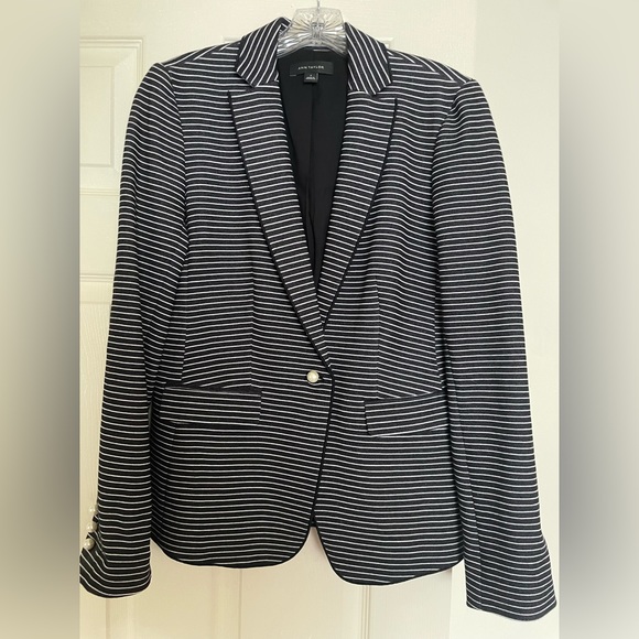 Never worn Ann Taylor size 4 blazer with pearl buttons - Picture 1 of 6